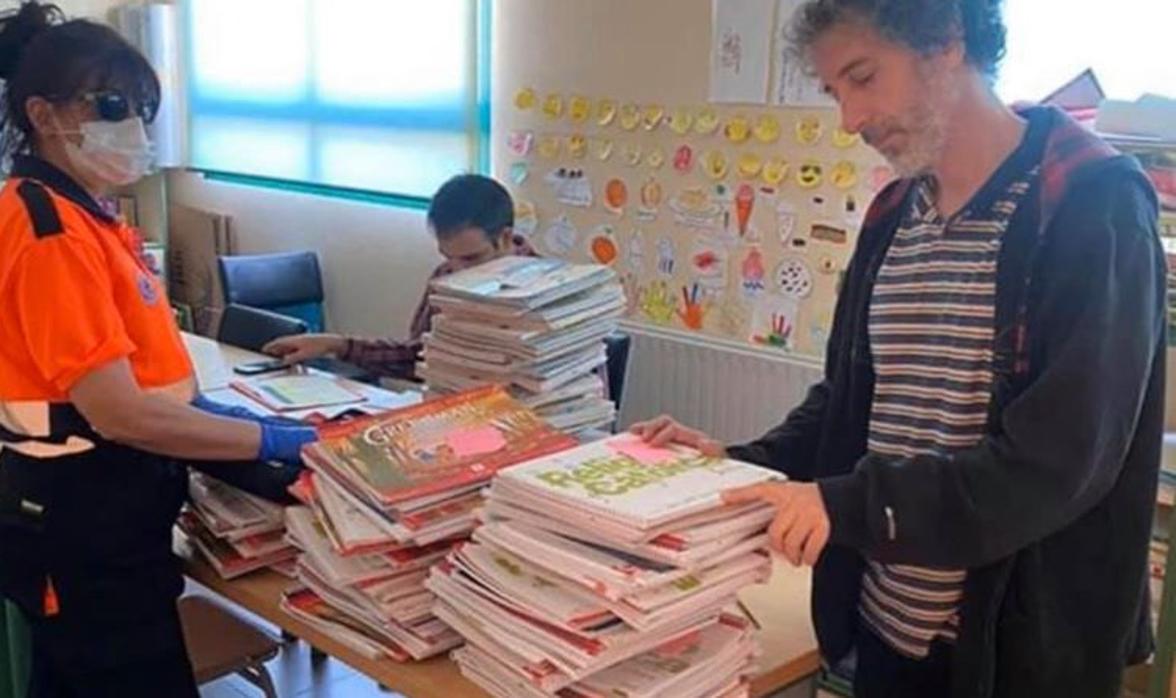 Voluntarios de Protección Civil repartirán este lunes en cada domicilio los libros del colegio Santa Marina