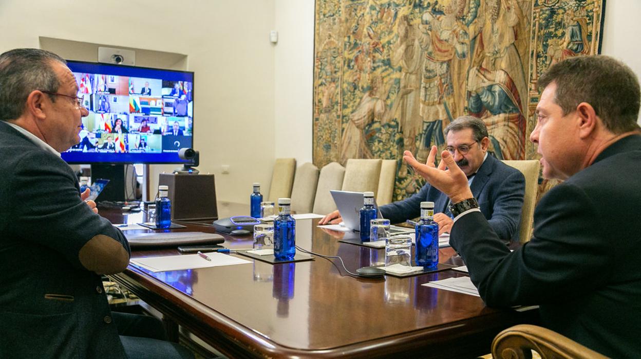 García-Page, durante la videoconferencia con los presidentes de las comunidades autónomas