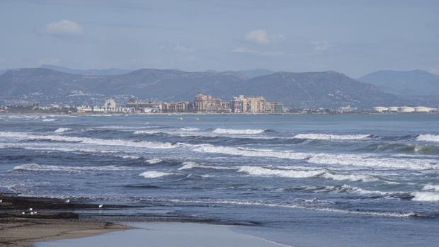 Desescalada del confinamiento: un microbiólogo cree improbable contagiarse de coronavirus al bañarse en la playa