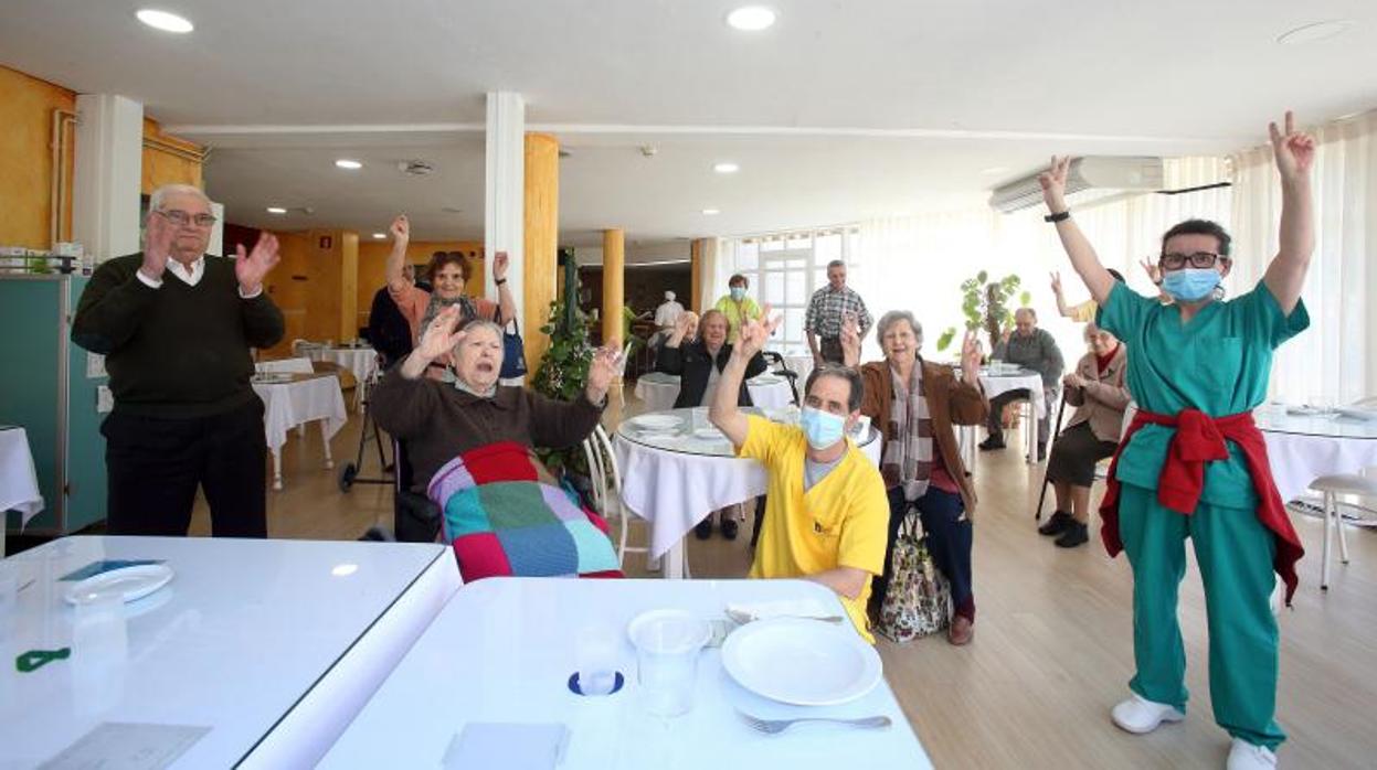 Usuarios y trabajadores de la residencia de mayores de A Pobra do Caramiñal, en La Coruña, posan para ABC este jueves en el comedor del centro