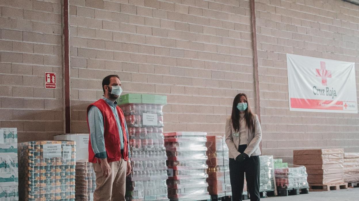 Antonio Dorado y Natalia Castrillo junto a parte de los alimentos donados por Mercadona a Cruz Roja de Toledo