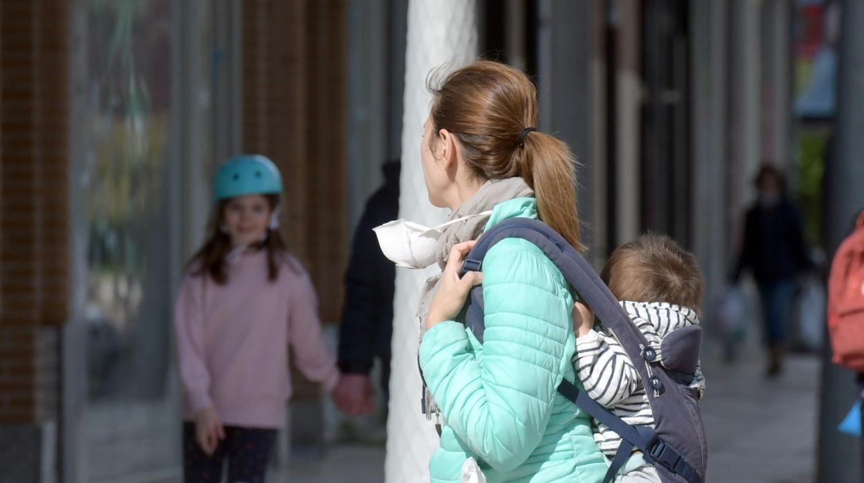 Familias con niños en la calle este lunes en una calle de Burgos