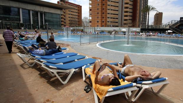 La patronal hotelera pide la dimisión de Oltra por afirmar que el modelo turístico beneficia «a unos pocos»