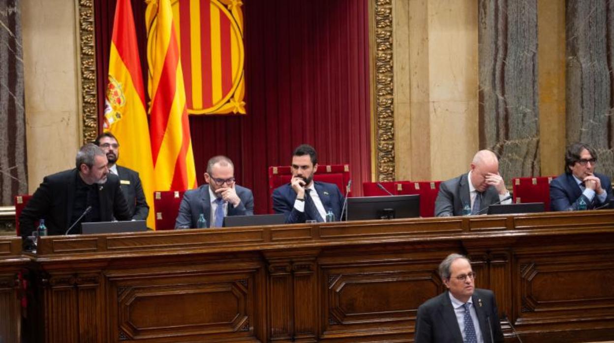 Costa y Torrent, en el centro de la imagen, durante un pleno en el Parlamento