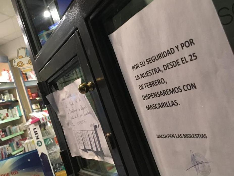 Cartel premonitorio: «Por su seguridad y por la nuestra, desde el 25 de febrero dispensaremos con mascarillas»