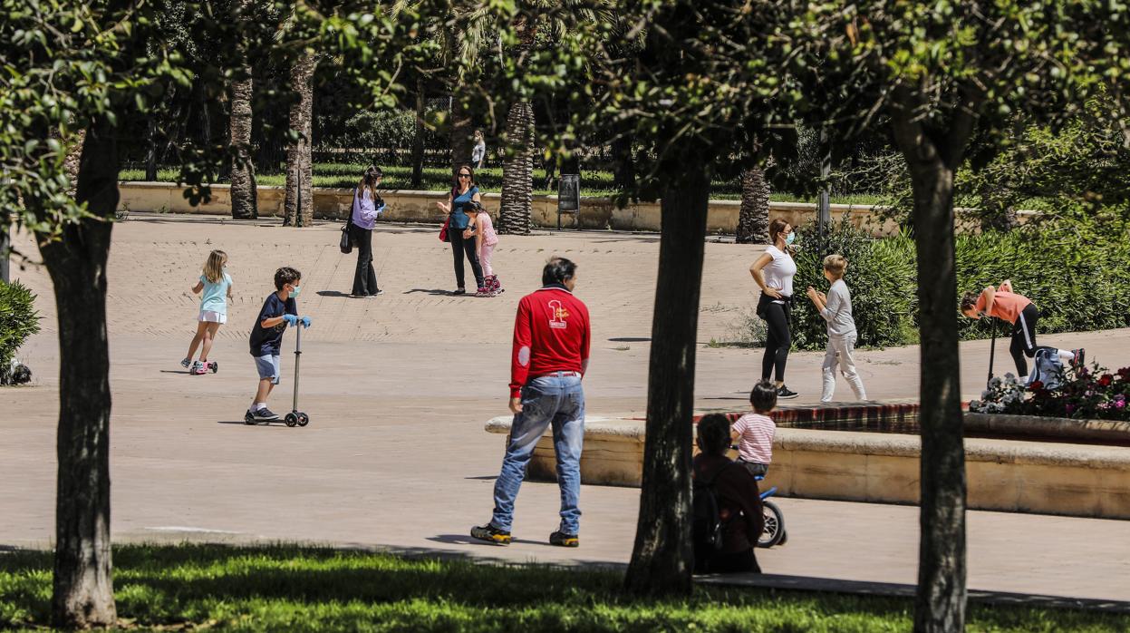 Familias con menores en un parque de Valencia