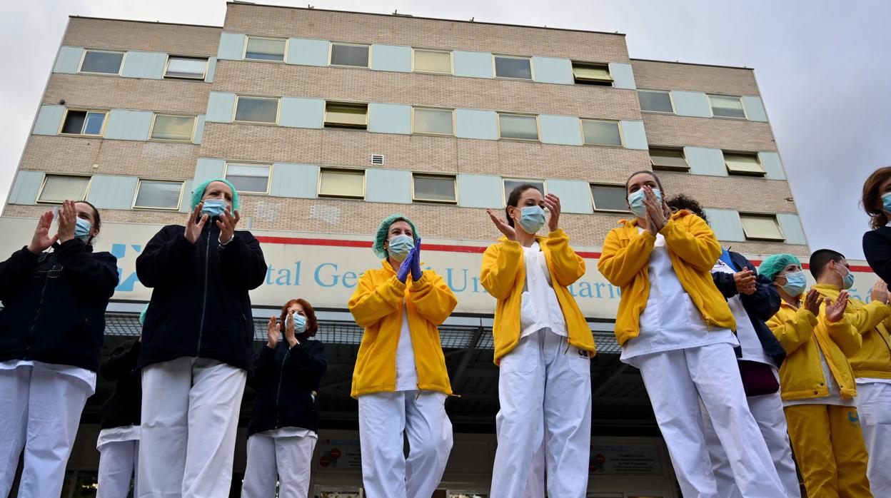 Varios sanitarios aplauden a las puertas del Hospital Gregorio Marañón