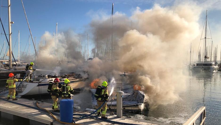 Un espectacular incendio calcina dos yates en minutos en la Marina de Valencia