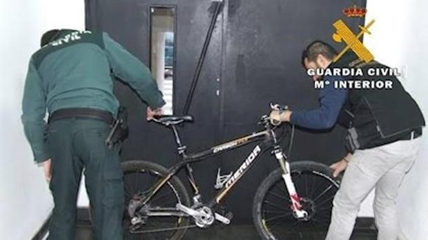 Dos detenidos en Almansa por robar bicicletas de un garaje comunitario durante el confinamiento