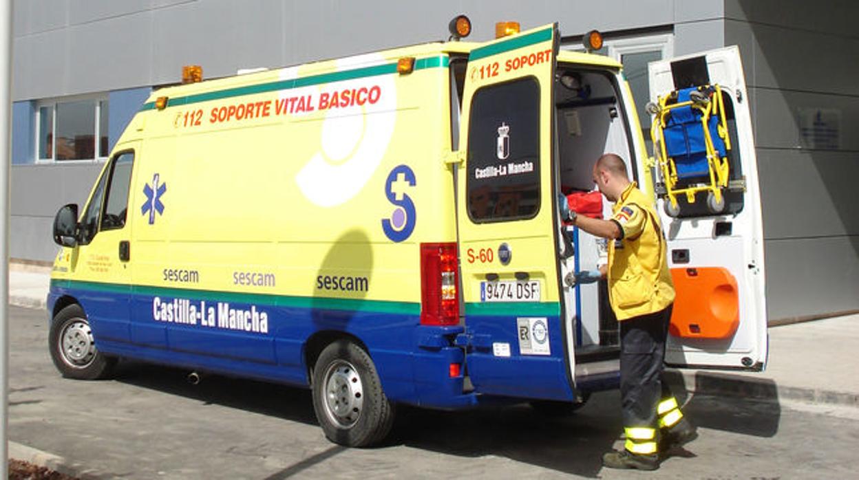 El hombre fue trasladado en una ambulancia al hospital de Talavera