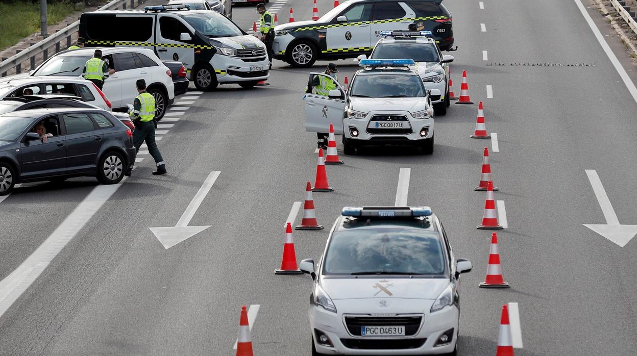 Imagen de archivo de un control de la Guardia Civil durante el estado de alarma