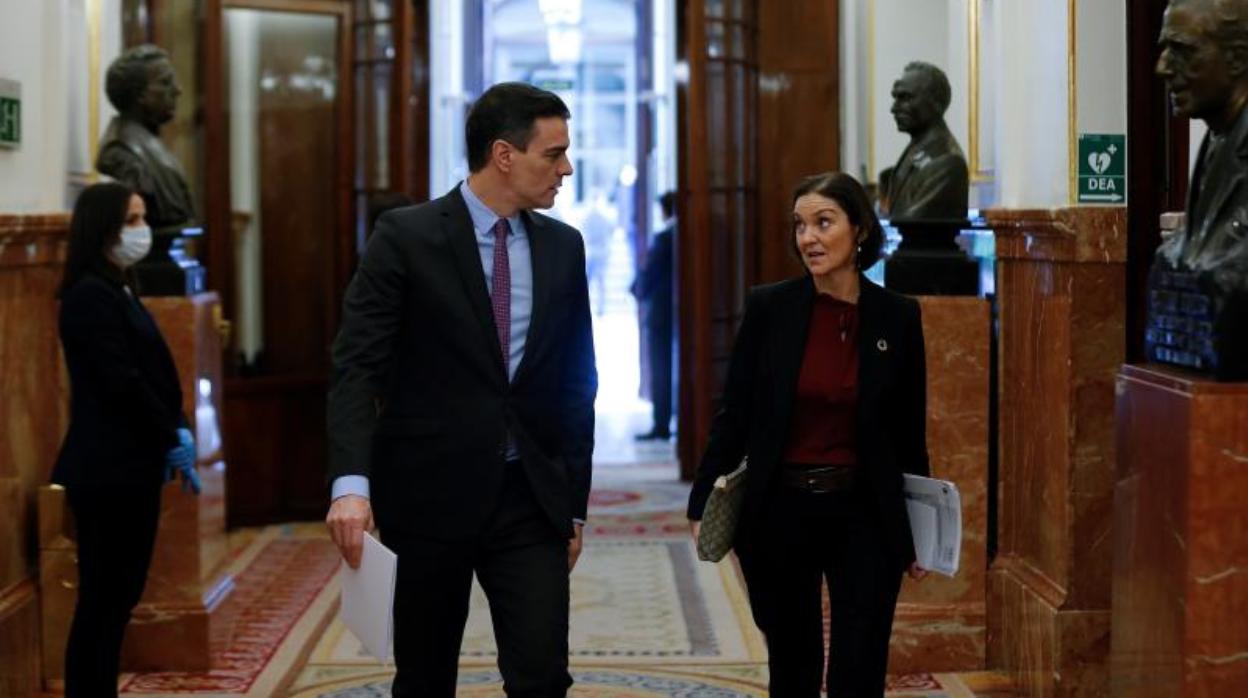 El jefe del Gobierno, Pedro Sánchez, con la ministra de Industria, Reyes Maroto, ayer en el Congreso