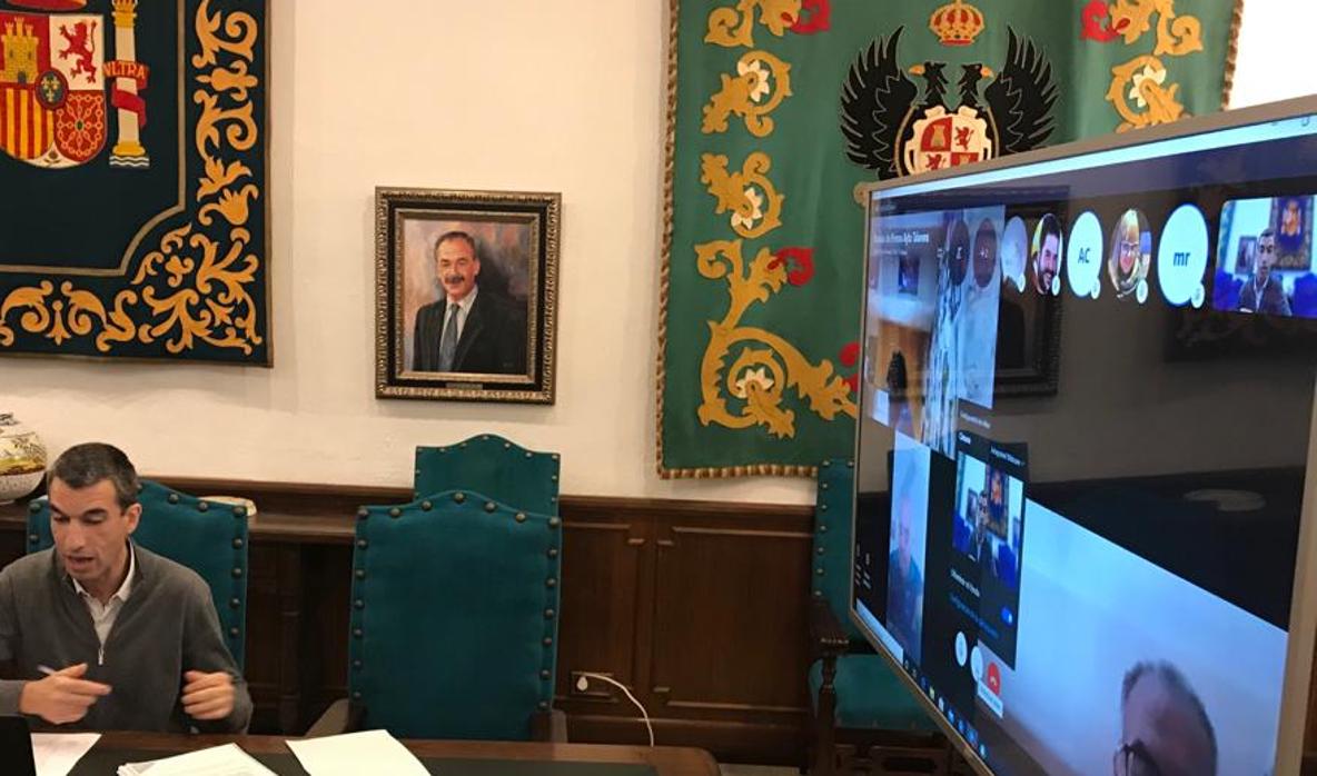 El concejal de Hacienda, Luis Enrique Hidalgo, habla con los periodistas por videoconferencia