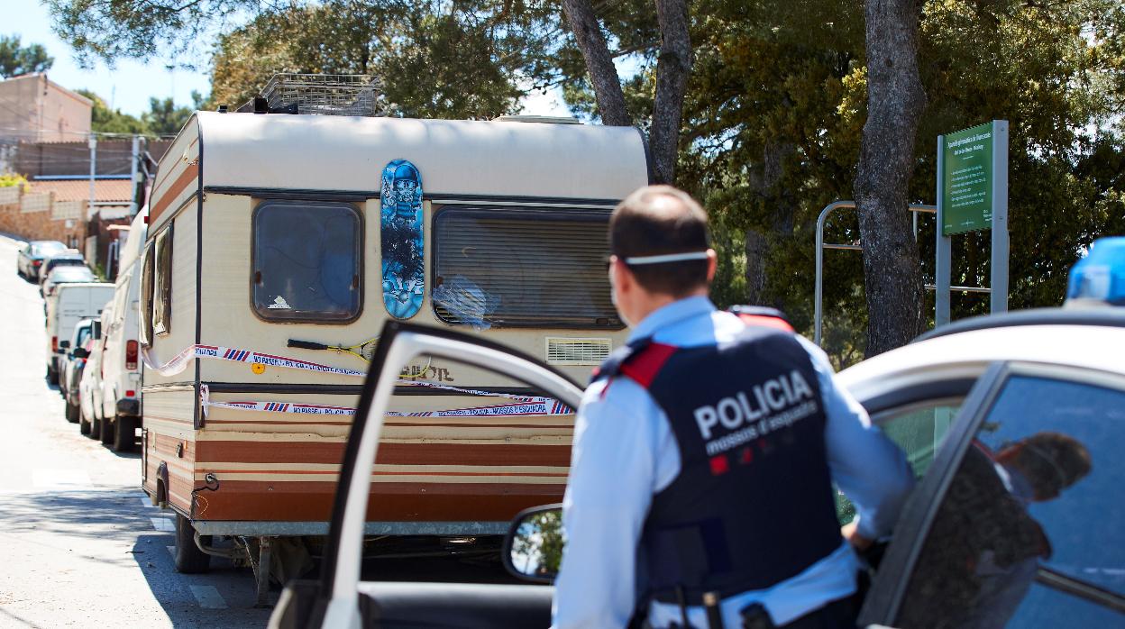 Un agente de los Mossos ante la caravana donde dormía el supuesto asesino en serie