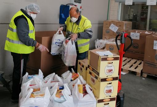 Voluntarios preparando cajas de alimentos