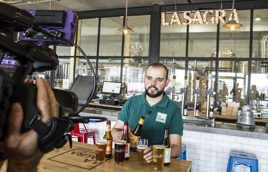 El director de La Sagra, Carlos García, durante una entrevista televisiva