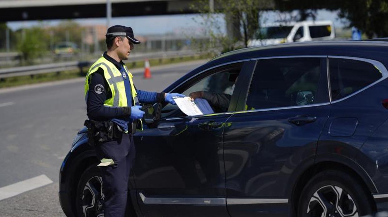 Un policía municipal controla el tráfico en una de las salidas de la A3 durante el dispositivo especial de Semana Santa