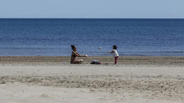 Valencia desoye al Gobierno y avanza a la fase 3 de la desescalada al abrir sus playas