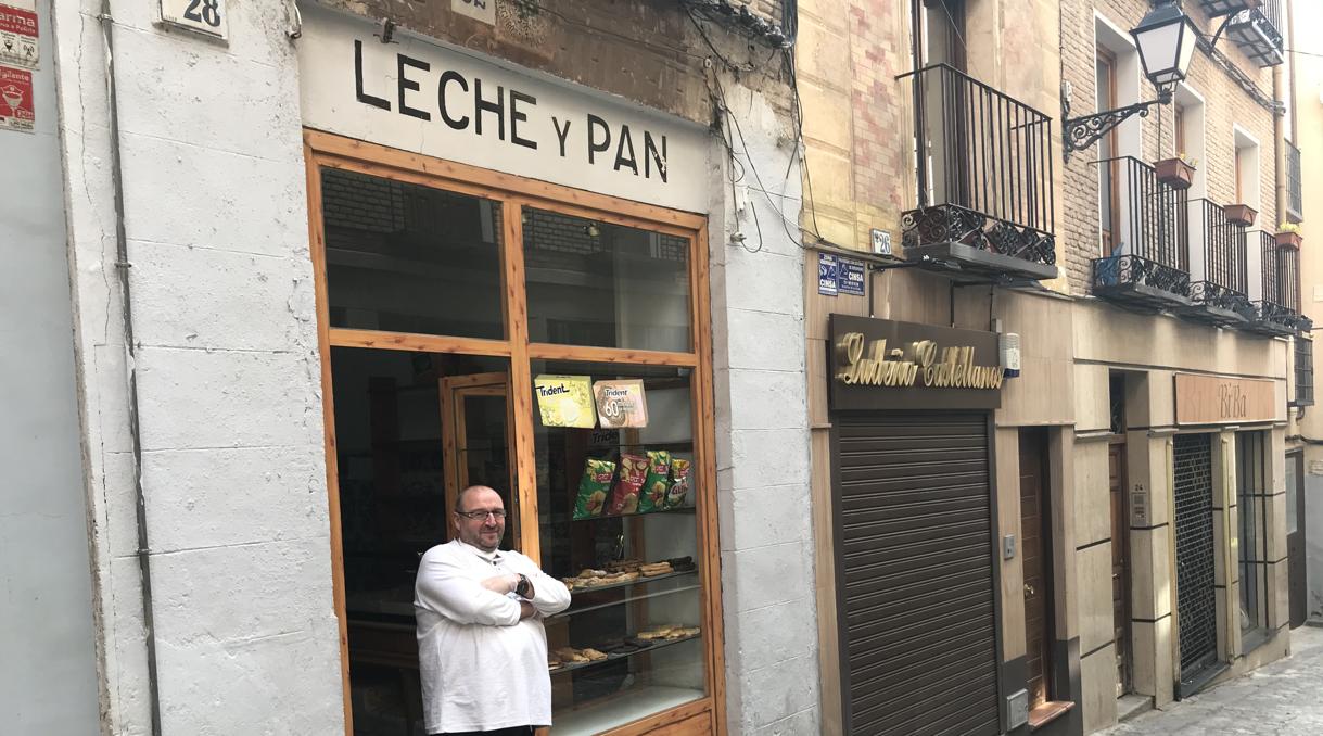 Francisco Ruizz posa para ABC en la puerta de su tienda en la calle Tornerías