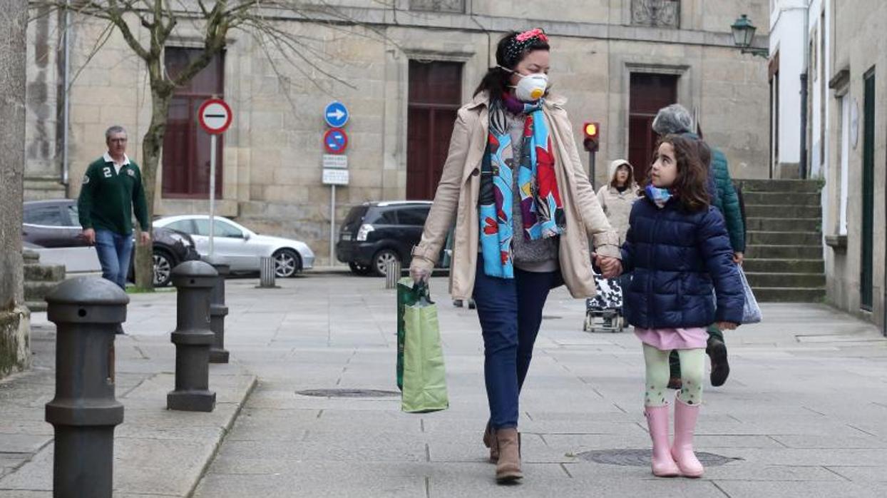 Una madre y su hija en el entorno de la compostelana Praza de Abastos