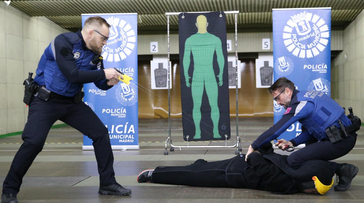 Dos agentes, en uno de los cursos de instrucción para el uso de las pistolas táser