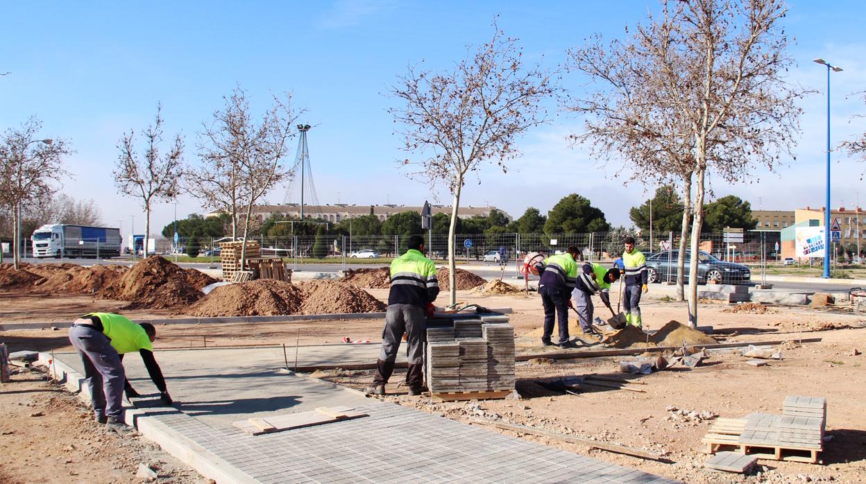 Operarios municipales poniendo a punto el nuevo parque de la Avenida de la Constitución en Alcázar