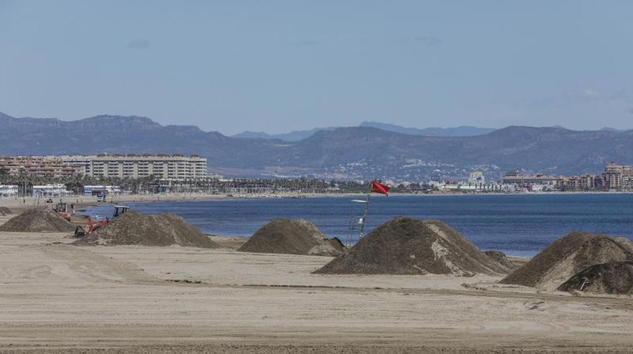 Limpieza de playas en Valencia durante el estado de alarma