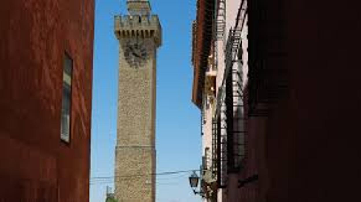 Imagen de la Torre de Mangana, desde una callejuela de Cuenca