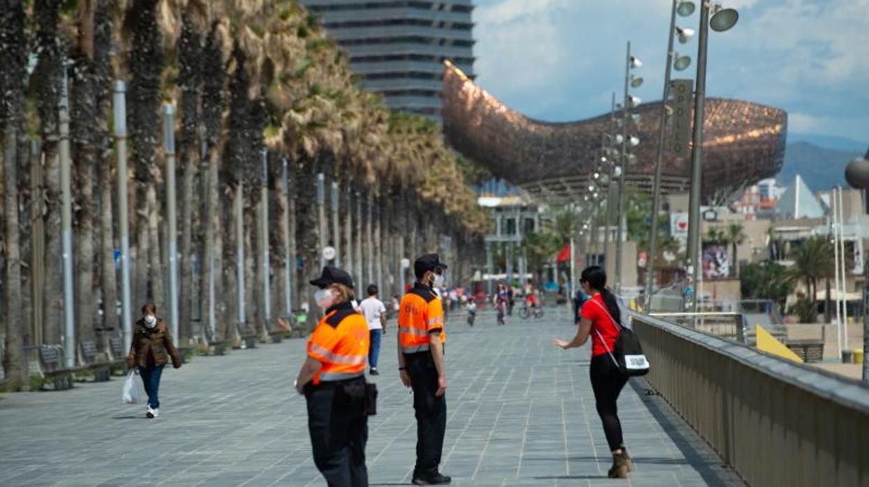 Agentes cívicos vigilando el buen uso del espacio público, este sábado en Barcelona