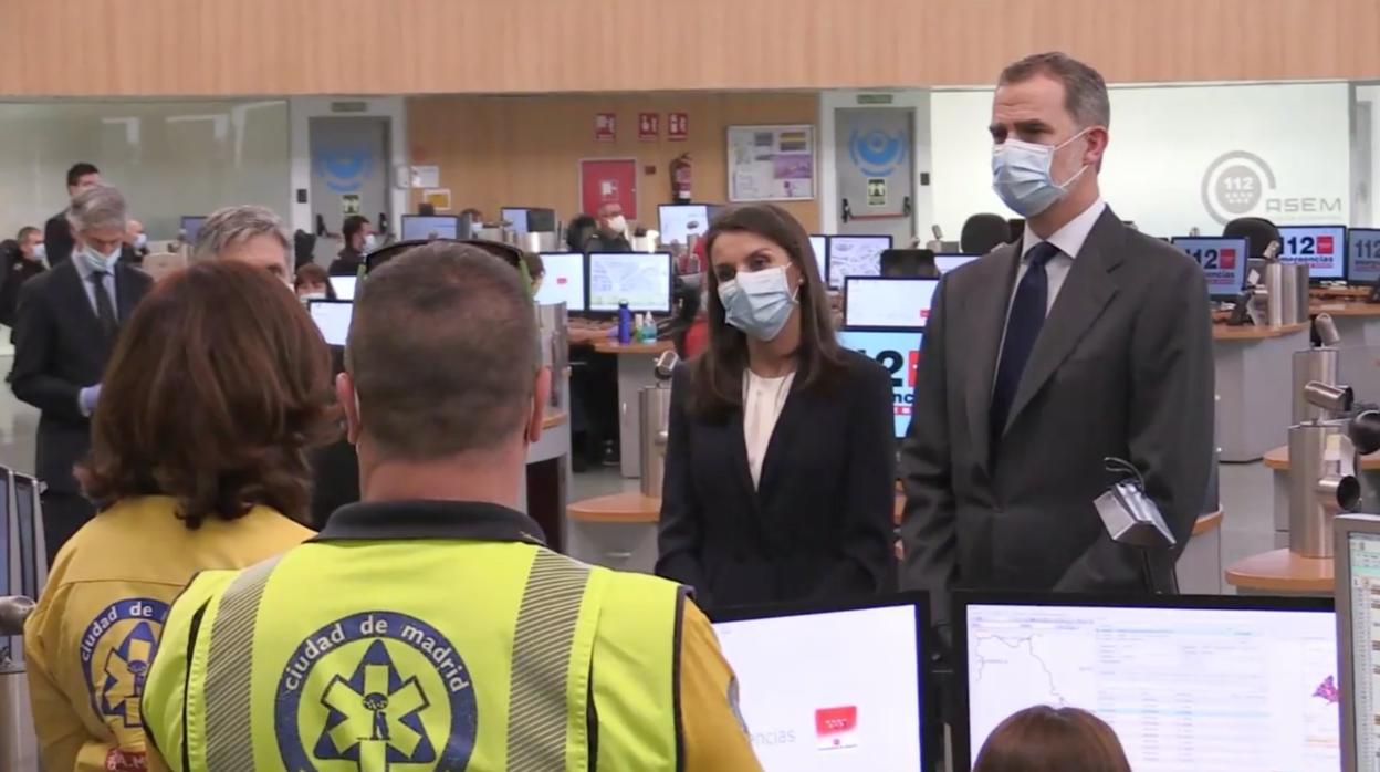 Don Felipe y Doña Letizia, durante la visita a la Sala del 112 esta semana