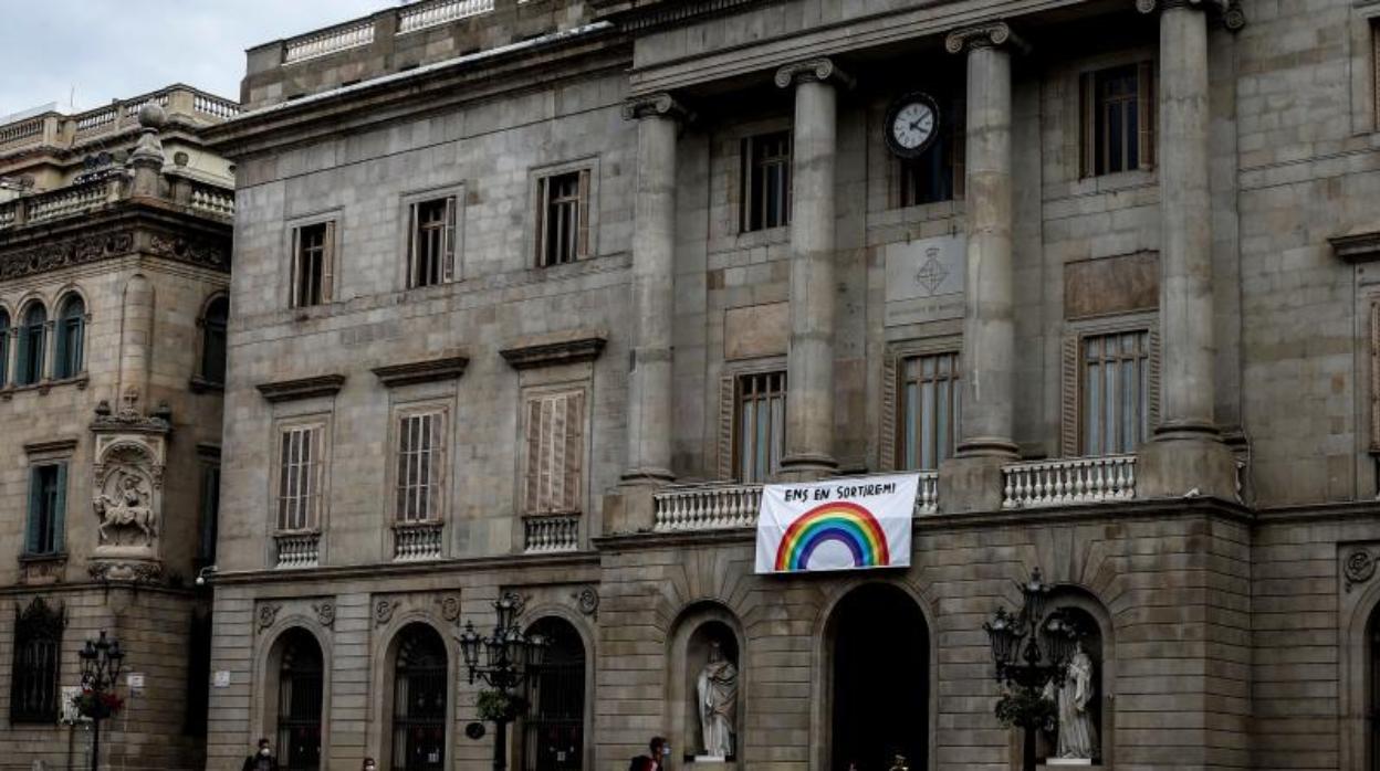 El Ayuntamiento de Barcelona, con una pancarta de ánimo frente al Covid-19