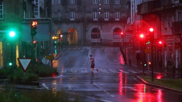 Galicia se echa a la calle ante el alivio del confinamiento: primeros paseos y deporte al aire libre | Última hora