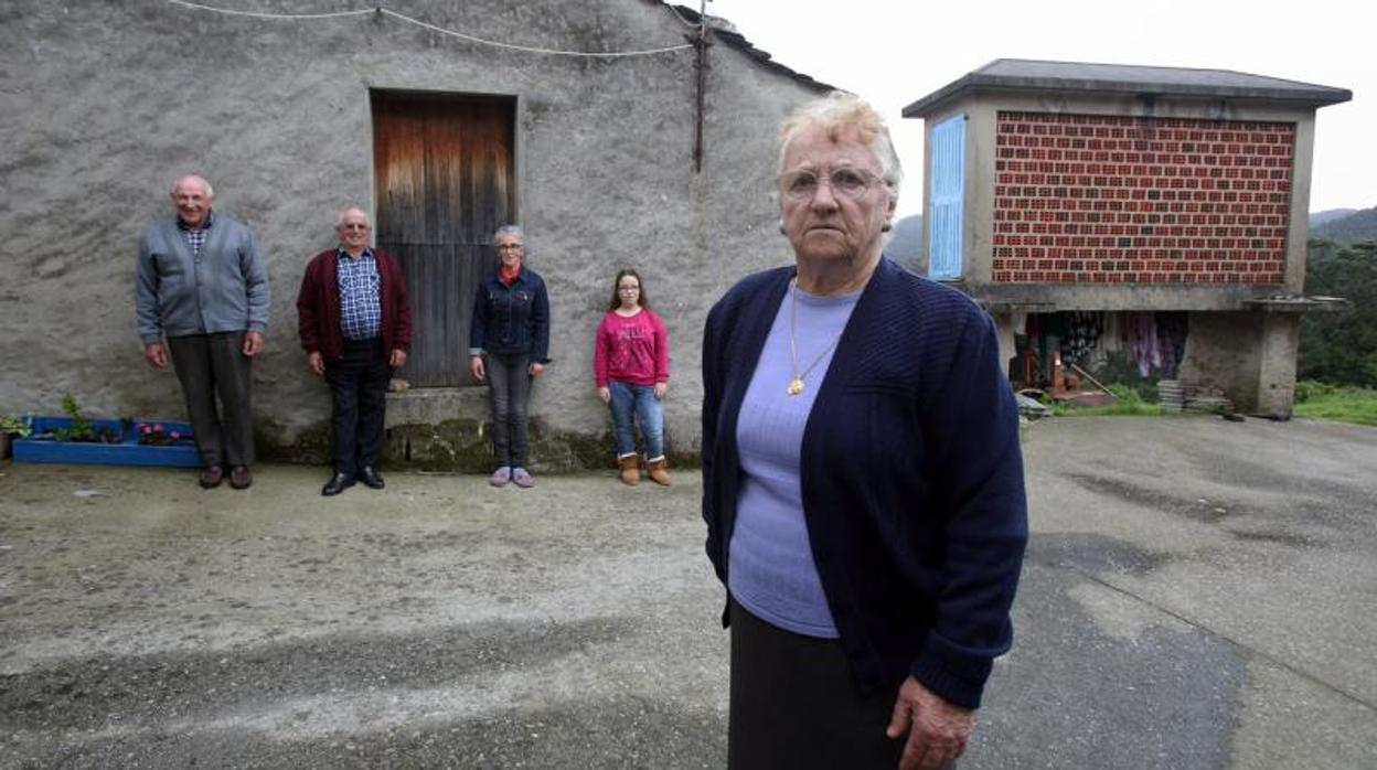 Alfredo, Víctor, Leonor, Yolanda y Luisa, ante la entrada de su vivienda en OVicedo (Lugo)