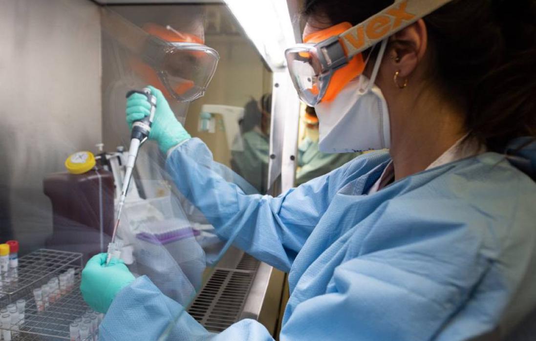 Investigadora trabajando en un laboratorio