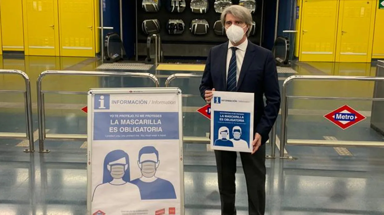 El consejero de Transportes, Ángel Garrido, con los carteles informativos de Metro