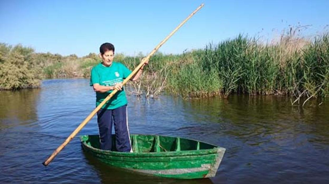 Un hombre, con su barca por el río Guadiana