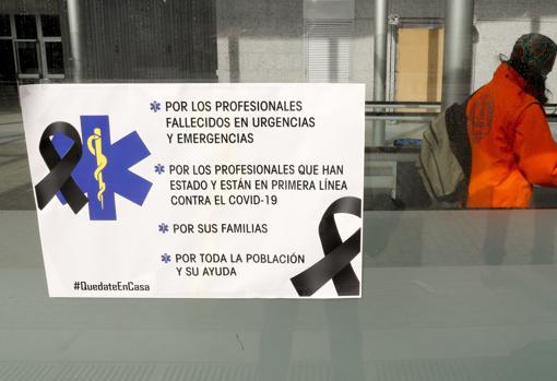 Un cartel homenajea a los sanitarios fallecidos, en el pabellón 9, ya prácticamente vacío