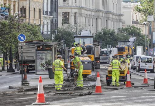 Imagen de los trabajos en la plaza del Ayuntamiento de Valencia