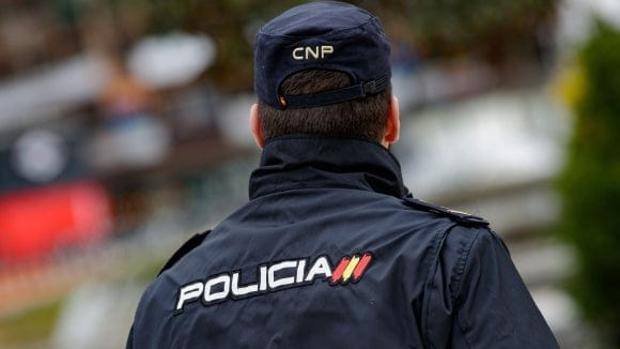 Detenido en Valladolid un hombre que bebía alcohol en un banco por escupir e insultar a los agentes