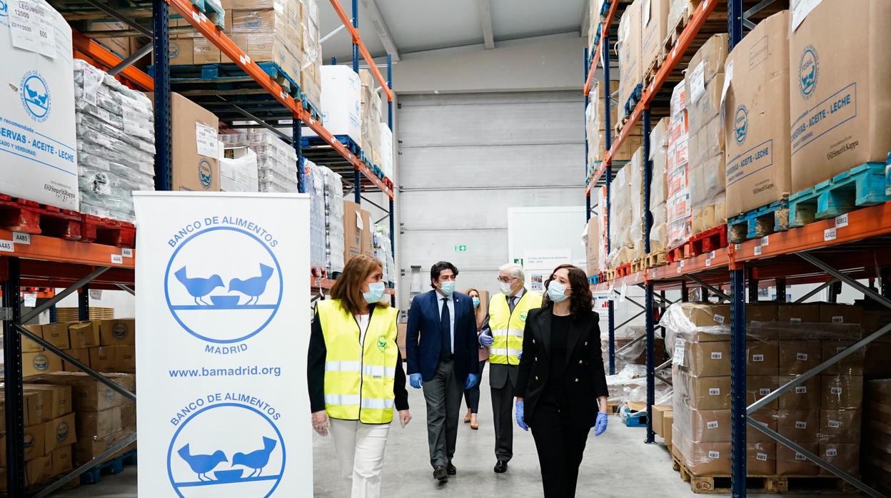 La presidenta Díaz Ayuso, durante una visita al Banco de Alimentos de Alcorcón