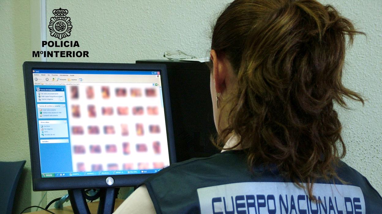 Una investigadora de la Policía Nacional revisando información en Internet