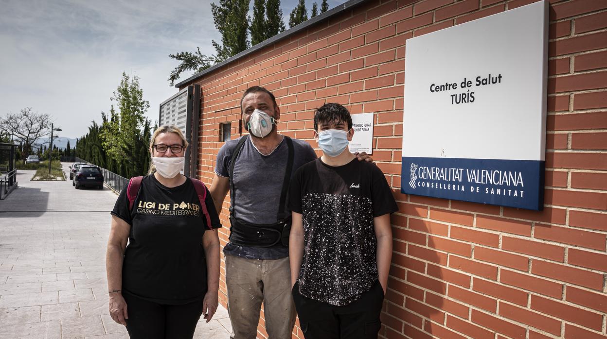 Imagen de Eva y Sergio posando con su hijo a las puertas del centro de salud de Turís