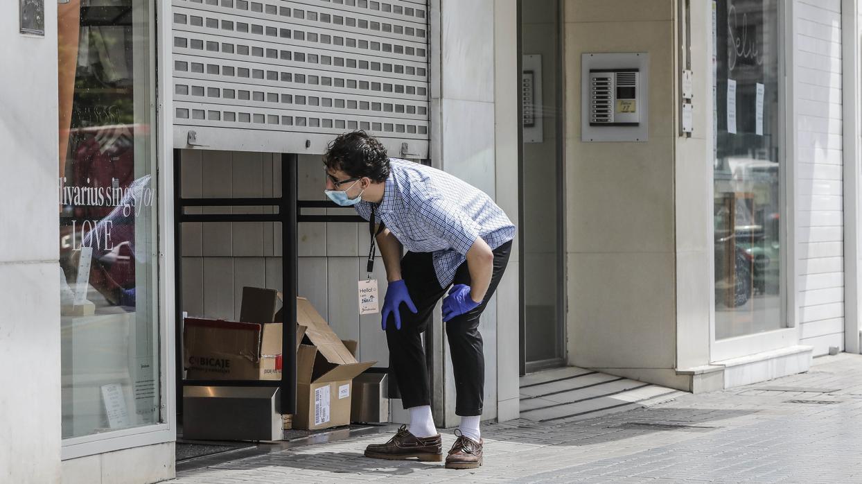 Un comercio abre sus puertas en Valencia