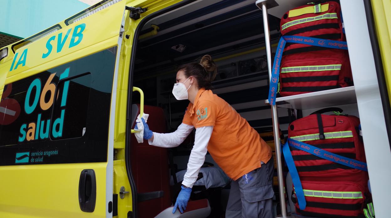 Personal sanitario desinfectando una ambulancia en Zaragoza para combatir el coronvirus