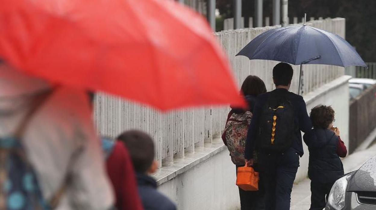 Niños saliendo de un colegio en Santiago, antes de la declaración del estado de alarma