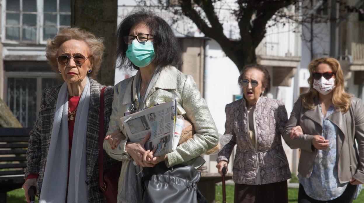 Varias mujeres pasean por la calle durante el Día de la Madre y el segundo día de desconfinamiento de los adultos