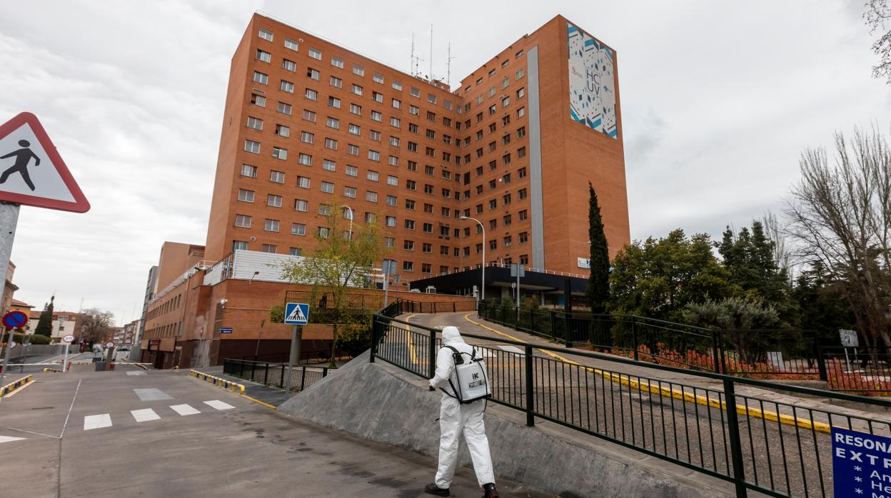 Labores de desinfección en el exterior del Hospital Clínico de Valladolid