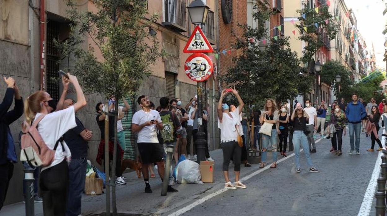 Un grupo de personas, en una de las calles de Malasaña, el primer día de la desescalada