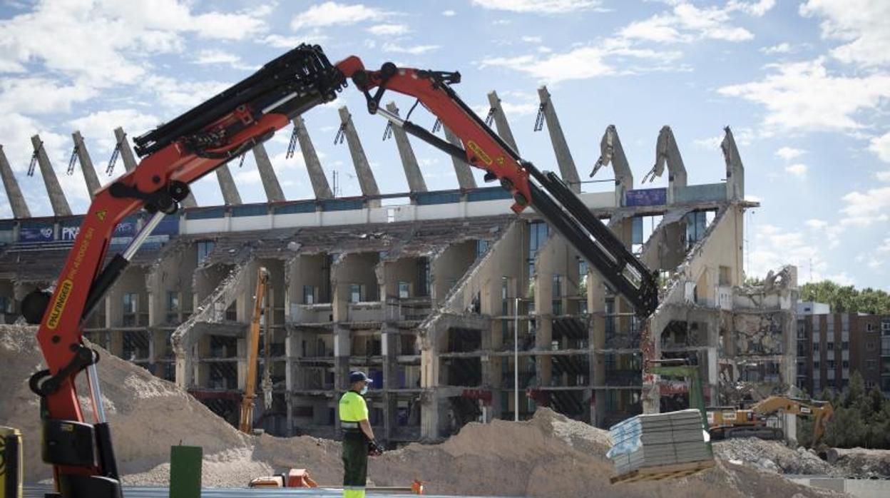 Momento de la demolición de la grada del Vicente Calderón