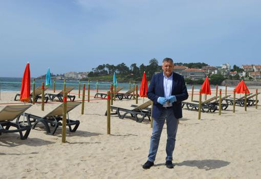 El alcalde de Sanxenxo, Telmo Martín, con las parcelas acotadas en Silgar